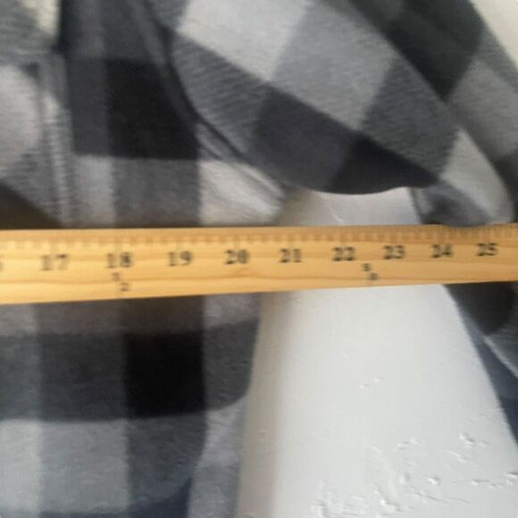 Eddie Bauer Boys Large Grey Black Plaid Fleece Lined Button Up Sweater Shacket - Picture 9 of 10